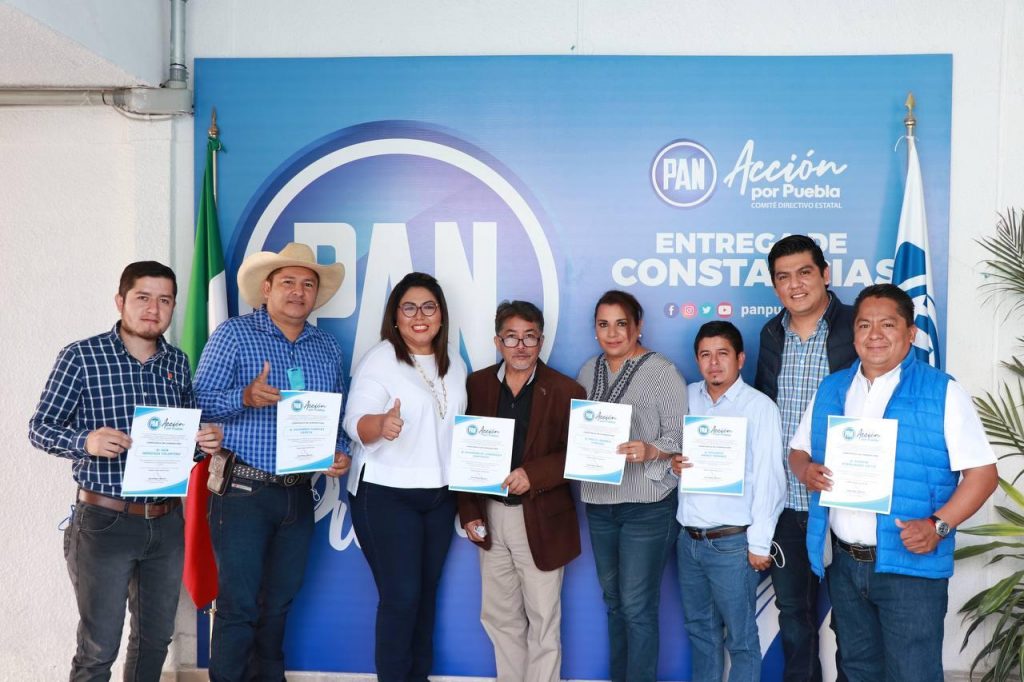 Entrega GHV constancias a abanderados del PAN en municipios
