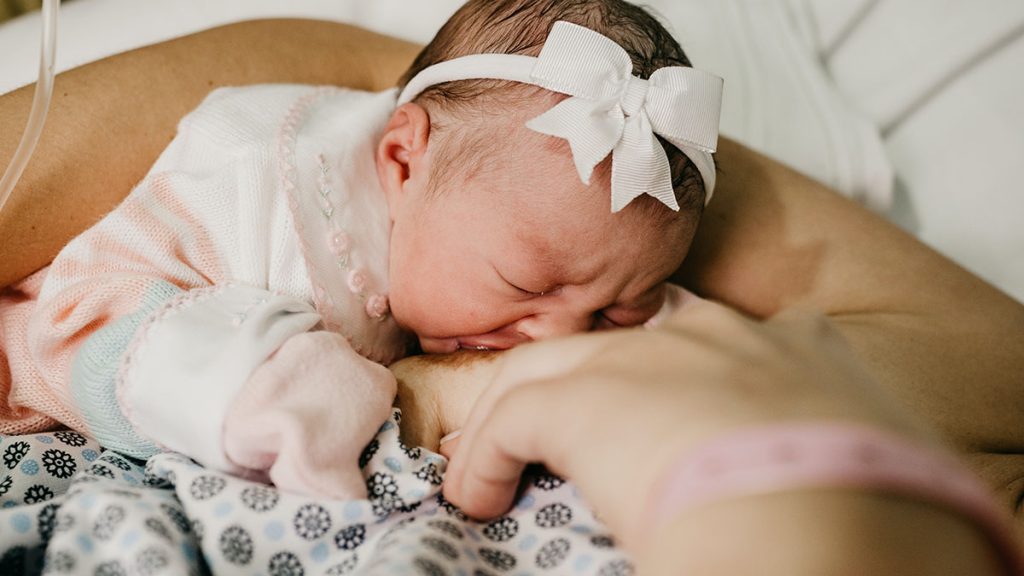 Mujeres vacunadas transmiten anticuerpos a bebés lactantes