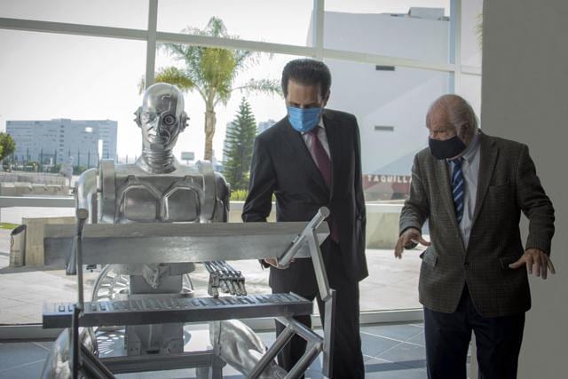 BUAP devela escultura a Don Cuco “El Guapo”, primer robot mexicano con inteligencia artificial