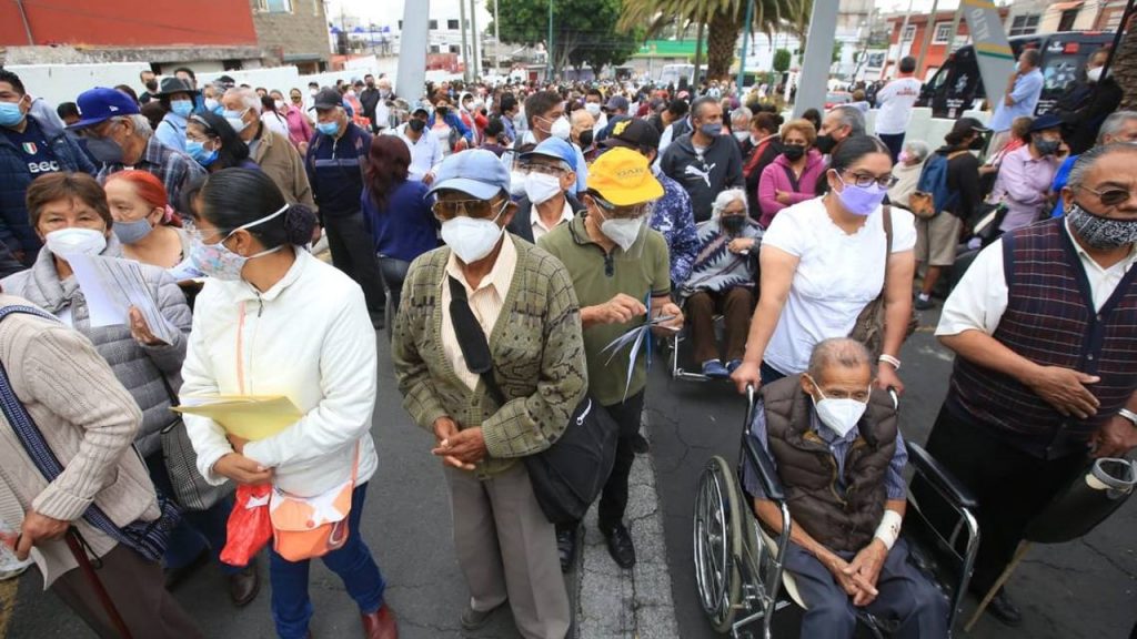Jornada de vacunación genera decepción entre poblanos por desorganización entre la secretaría de Bienestar y la zona militar