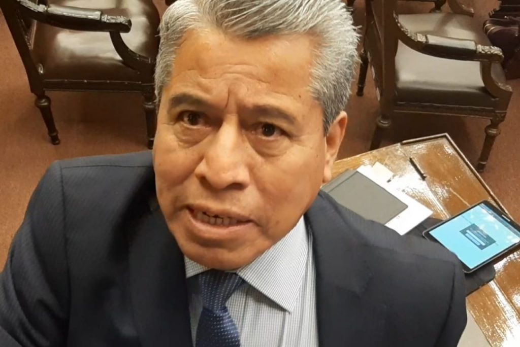 Maestros rurales indígenas trabajan con cuadernillos a falta de internet