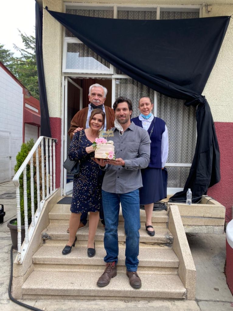 En grabaciones de “Diseñando tu amor” celebran cumpleaños a María Sorté