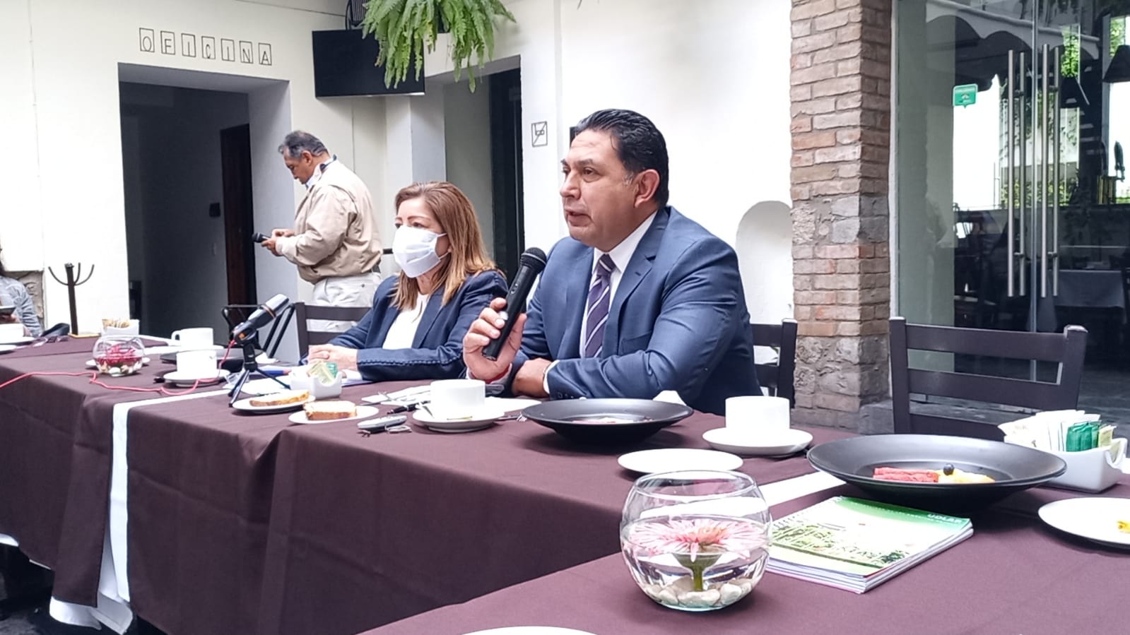 Alcaldesa de Tecamachalco acusa que dirigencia de Morena designó candidaturas en lo “oscurito”