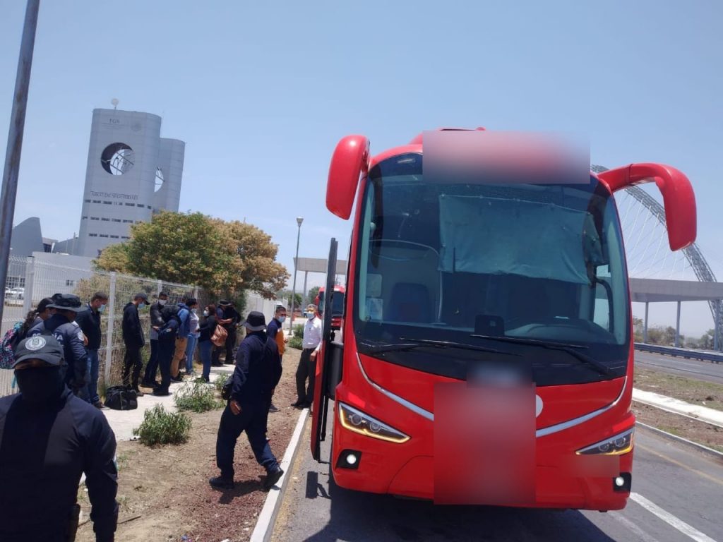 Retienen a 10 migrantes centroamericanos que estaban en un autobús de pasajeros