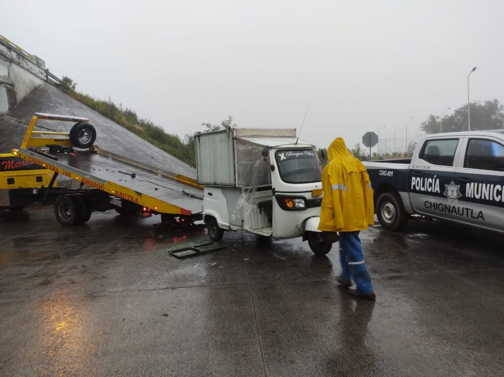Imprudente conductor provocó accidente en la entrada de Hospital de Teziutlan
