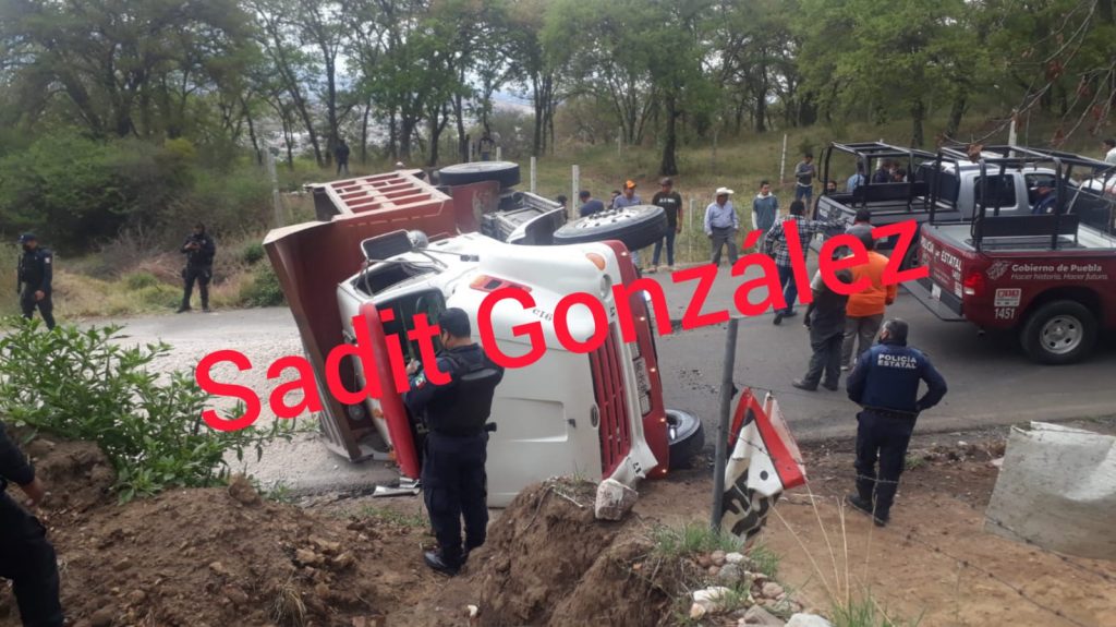 Vuelca camión de volteo en camino a Santa Cruz Alpuyeca