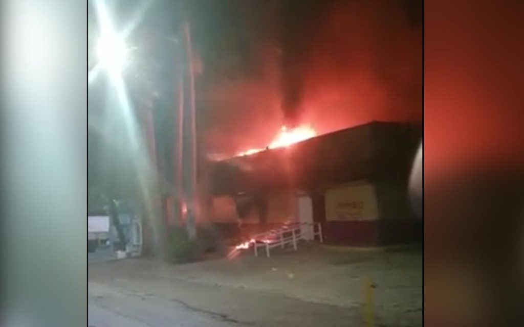 Queman instalaciones del INE en Chiapas; piden liberación de normalistas detenidos