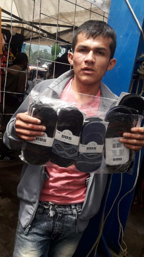 Desde Huauchinango: Comerciantes del tianguis 5 de mayo detienen a ladrón