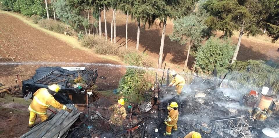 Cuerpos de Seguridad de Zacatlán atienden incendio que afectó vivienda de una familia en situación vulnerable