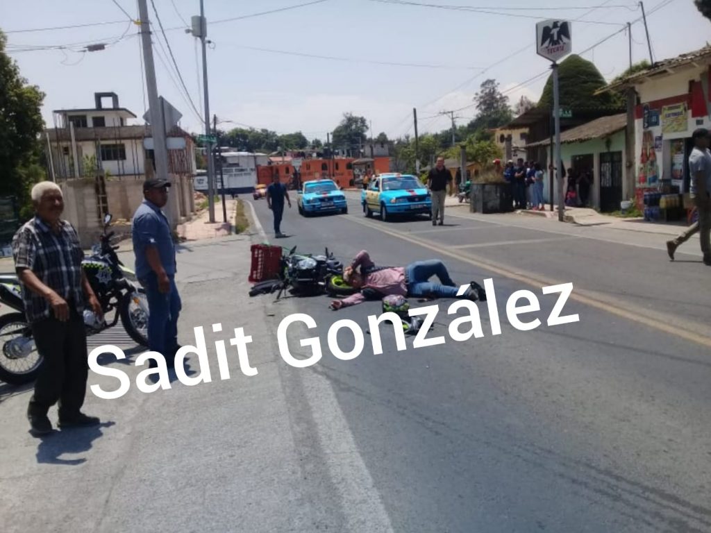 Camioneta le corta circulación a motociclista y lo deja gravemente herido en la Teziutlán-Perote