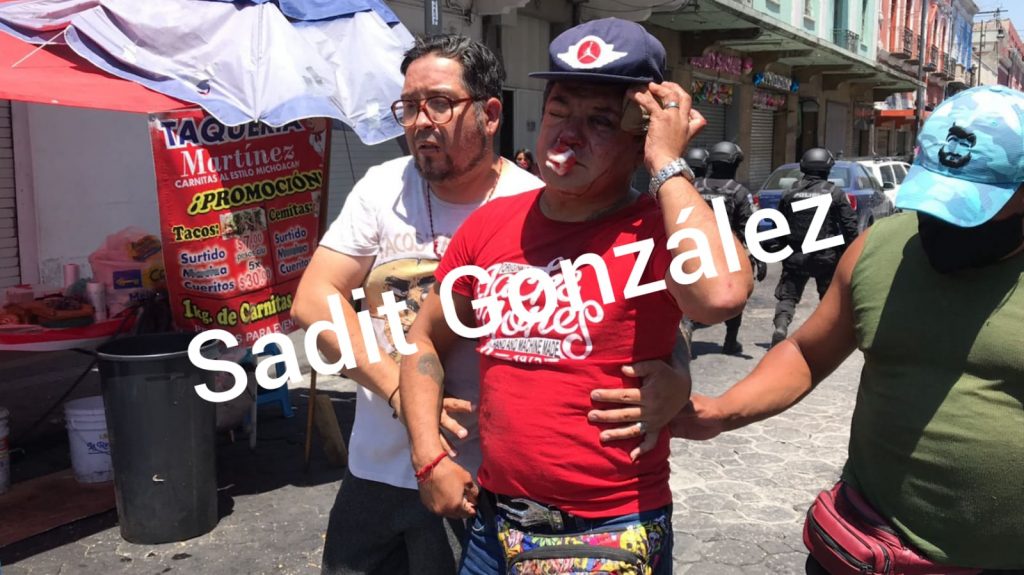 Descalabrados y un herido de gravedad deja riña entre ambulantes en el centro de Puebla