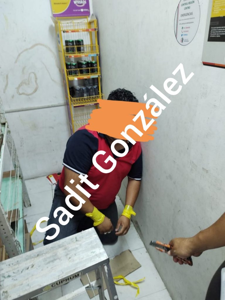 Clientes rescatan a empleados de Oxxo asaltados y amarrados en Xonacatepec