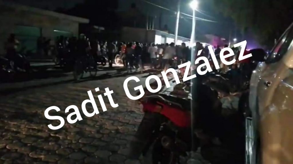 Policías de Santa María Coapan rescatan a ratero de ser linchado