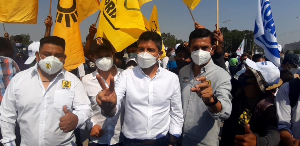 Video desde Puebla: Eduardo Rivera recibe el respaldo de Osorio Chong y hace campaña con el PRD