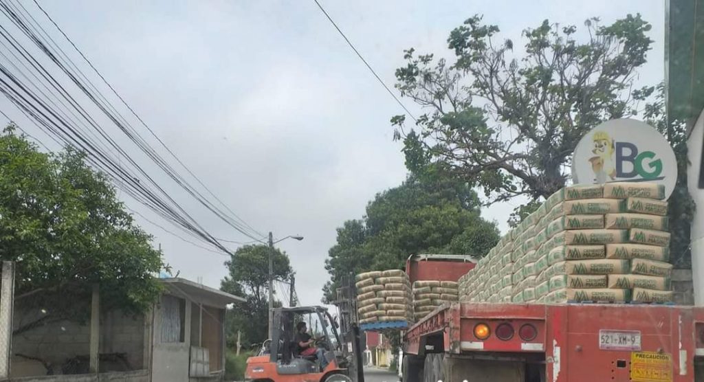 Empresa de materiales en Huauchinango genera constantes afectaciones a la vialidad