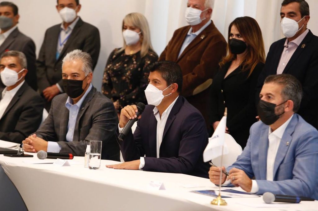 Eduardo Rivera Pérez firma la agenda ” X Puebla Quiero”