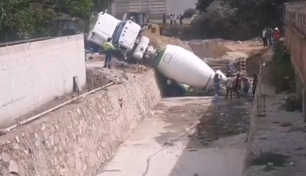 Video desde Puebla: Pipa cae en barranco de Amozoc y deja lesionados