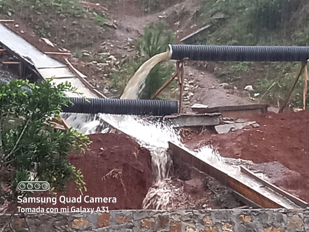 Desde Huauchinango: Denuncian vecinos obra mal hecha que ya debería estar terminada y provoca inundaciones