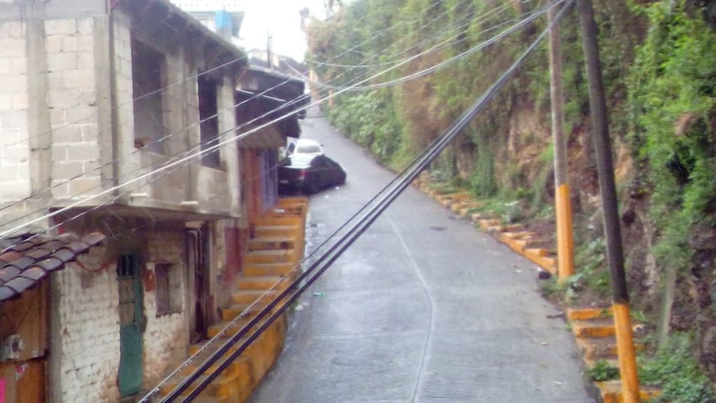Desde Huauchinango: Dejan abandonado coche luego de accidente en el centro