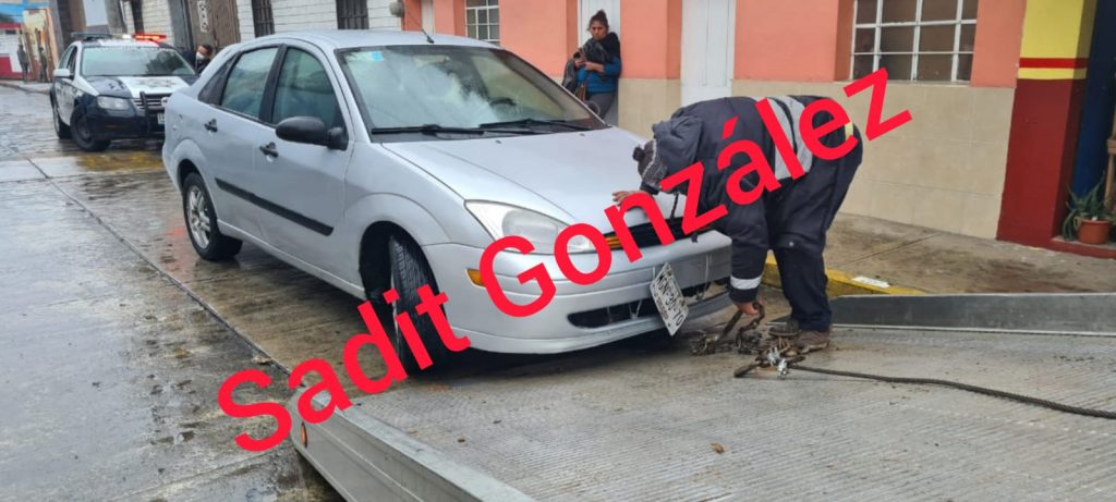 Transportista de Teziutlán atropella a mujer agente de tránsito para no ser infraccionado