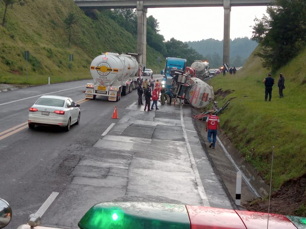Cierran autopista México-Tuxpan por pipa volcada
