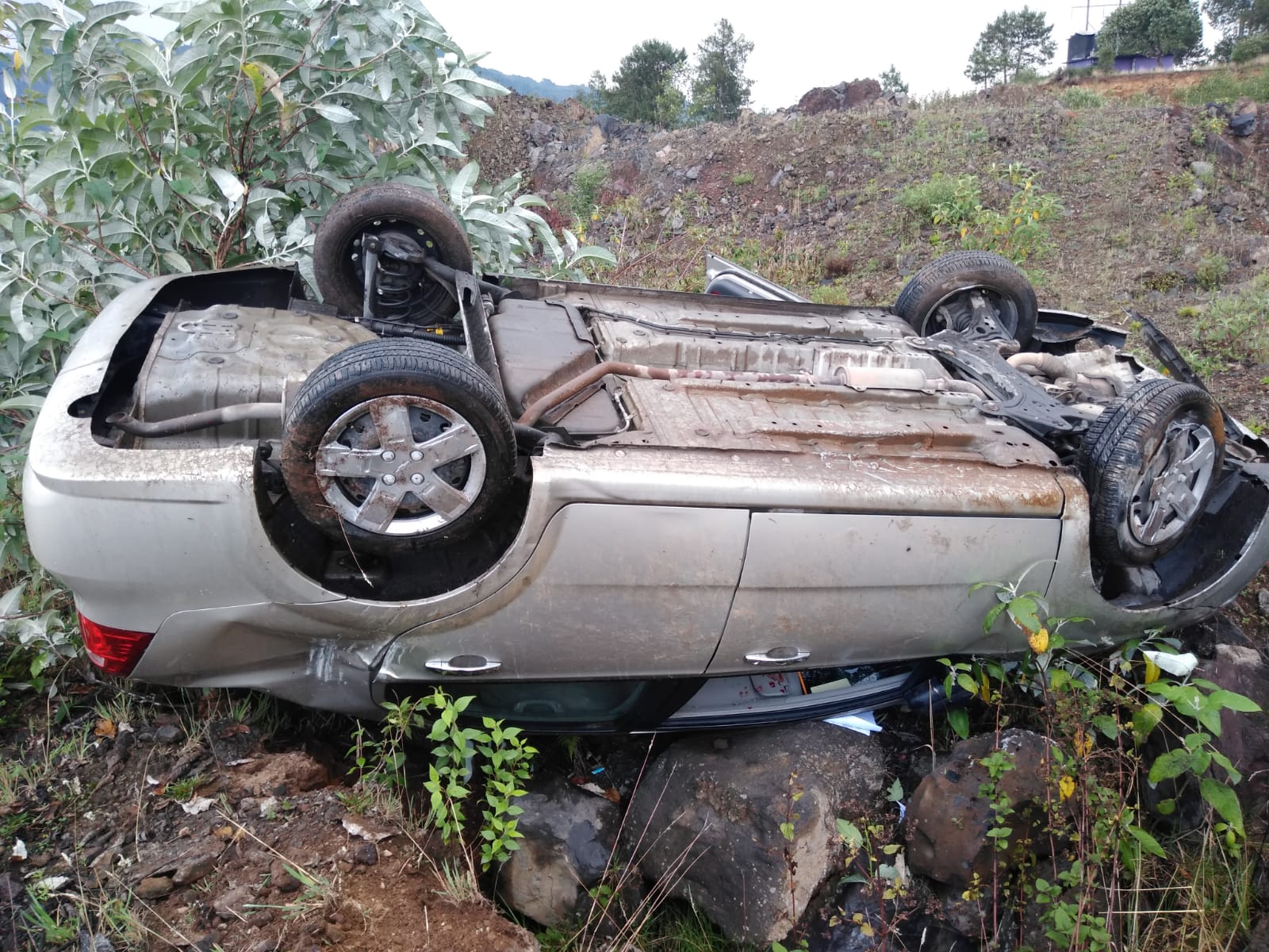 Auto termina volcado y abandonado en el Arco Sur de Teziutlán