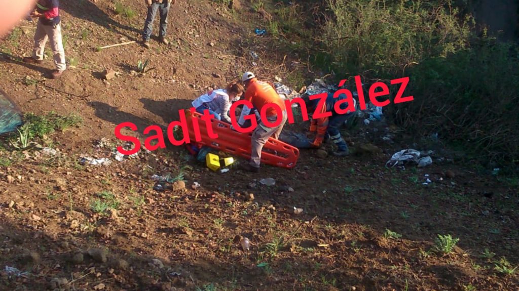 Se va a la barranca con todo y coche y queda inconsciente en Ciudad Serdán