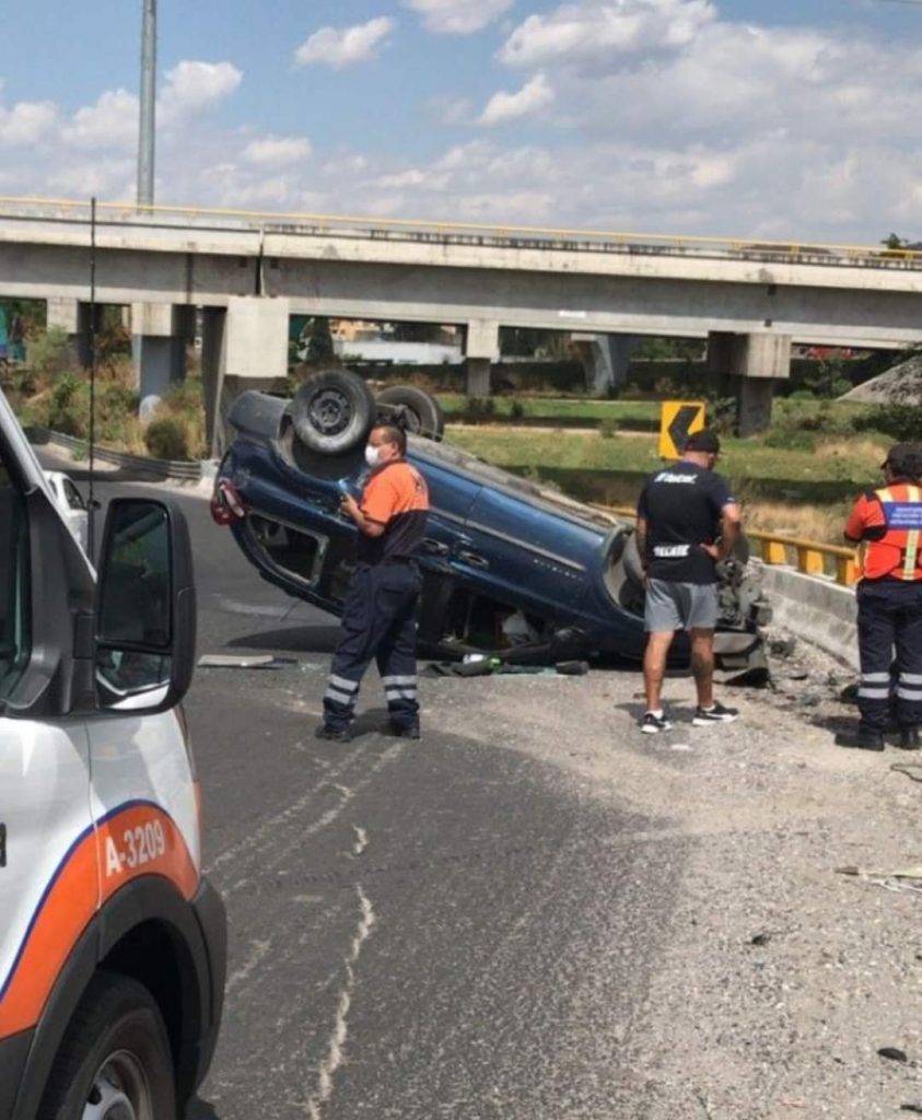 Pierde el control y vuelca su auto en periférico y entronque a Tehuacán