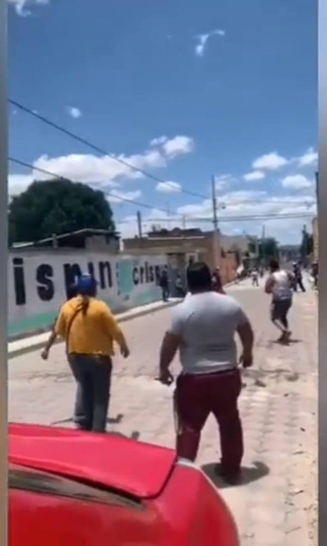 Video desde Puebla: Corren a pedradas y cohetes a candidato del PAN en Tlalancaleca