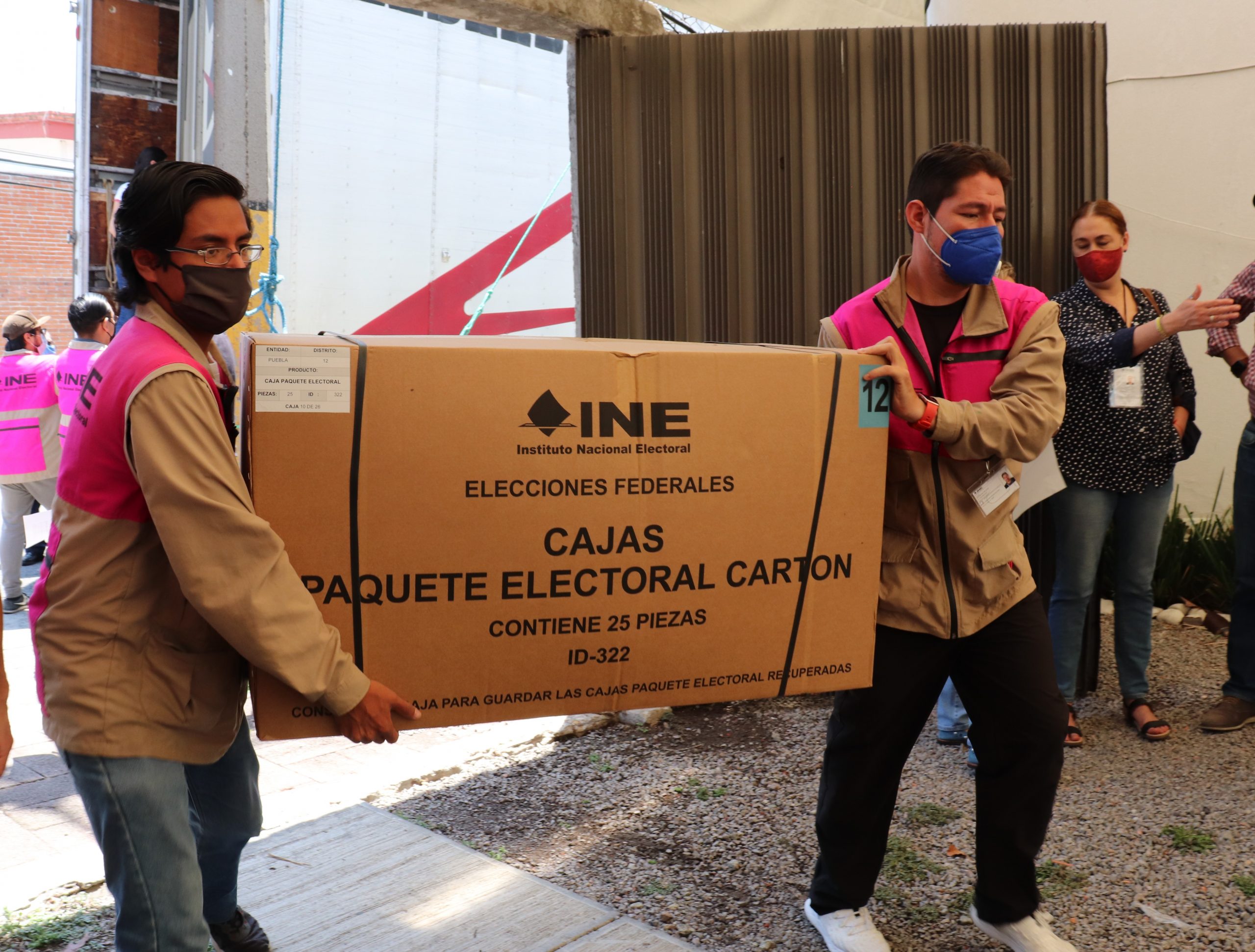 Recibe INE Puebla boletas federales y material con custodia para las elecciones del 6 de junio