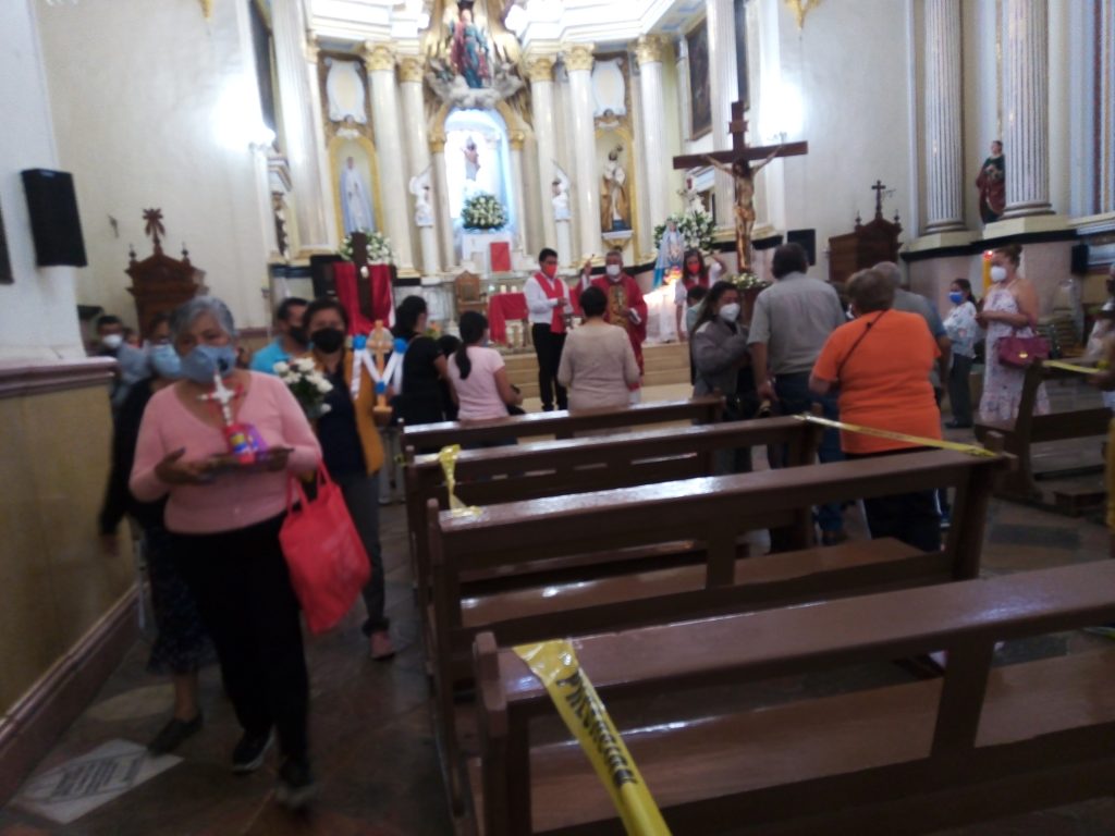 Video desde Puebla: Acuden trabajadores de la construcción y católicos a la celebración de la Santa Cruz