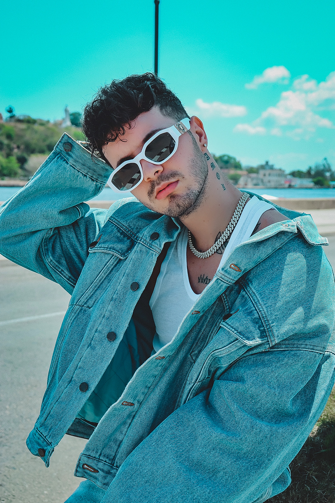 “Relación Rota” es el nuevo sencillo del cantante y compositor cubano Naldo