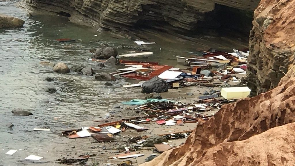 Vuelca embarcación con migrantes en California; hay tres muertos