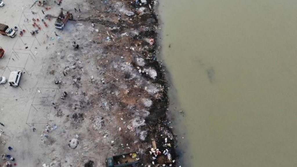 Continúan apareciendo cuerpos de presuntas víctimas de Covid en río Ganges de India
