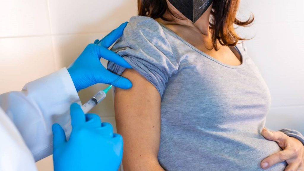 ¿Cómo registrarme para recibir vacuna anticovid si soy mujer embarazada?