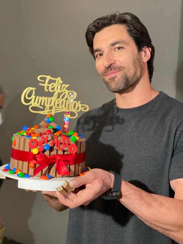 Elenco y producción de “Diseñando tu amor” festejan cumpleaños a Osvaldo de León