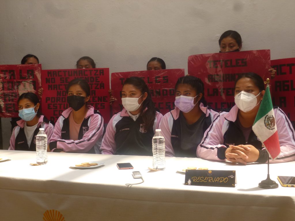 Alumnas de la Normal de Teteles piden solución a sus demandas