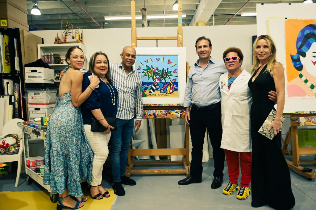 Nicolás Delrieu y su familia regalan al expresidente haitiano Michel Martelly una obra del maestro Romeo Britto