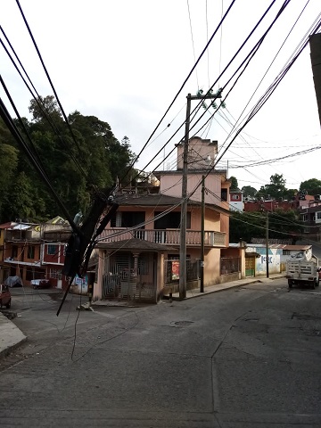 Desde Huauchinango: Reportan poste caído en calle 16 de septiembre