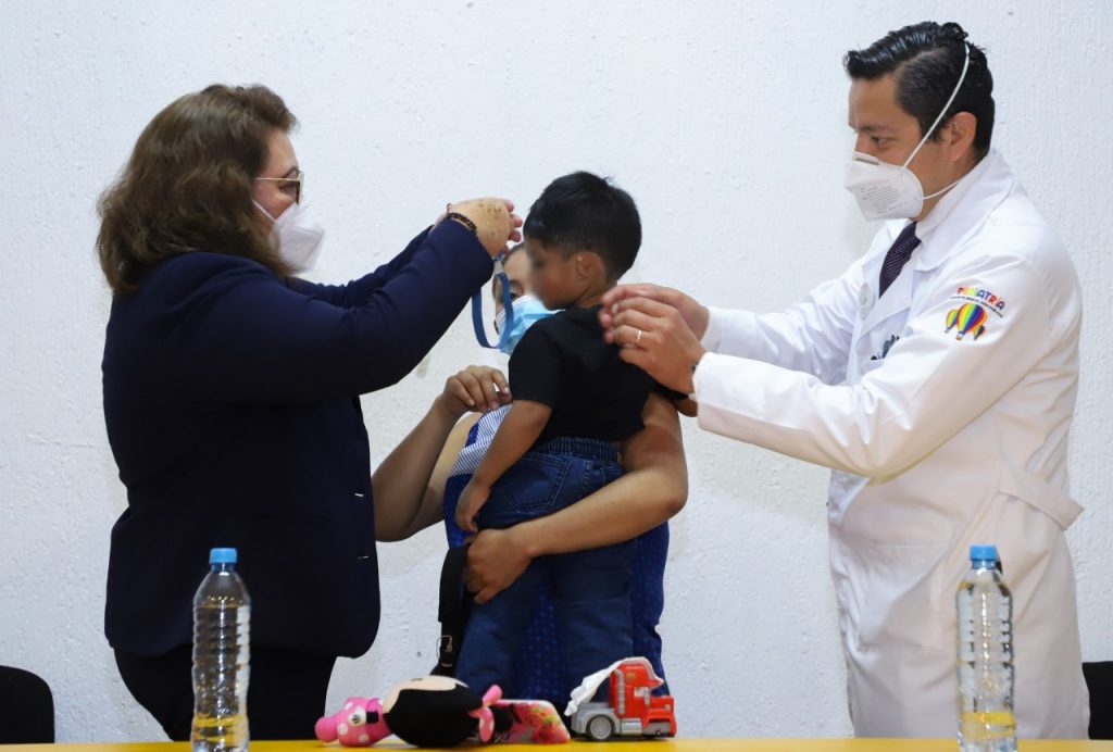 Benefician gobernador y presidenta del SEDIF a niño con padecimiento auditivo