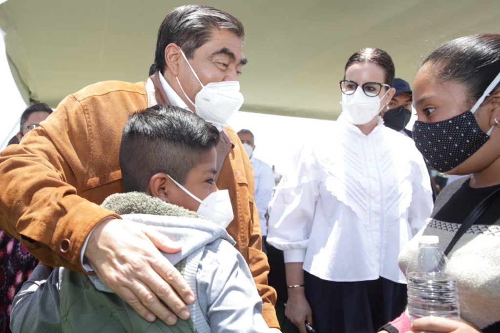 Miguel Barbosa realiza gira de trabajo en la zona del socavón: “El gobierno de Puebla responde por su gente”