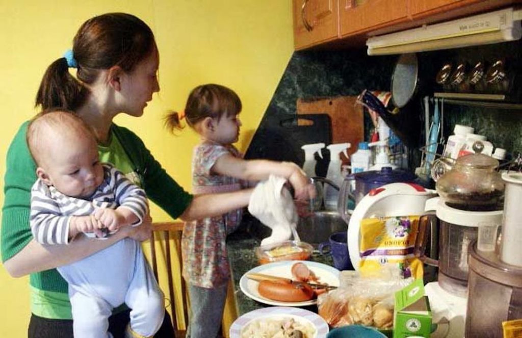 Mujeres jóvenes dedicadas al trabajo doméstico no son NiNis: académica