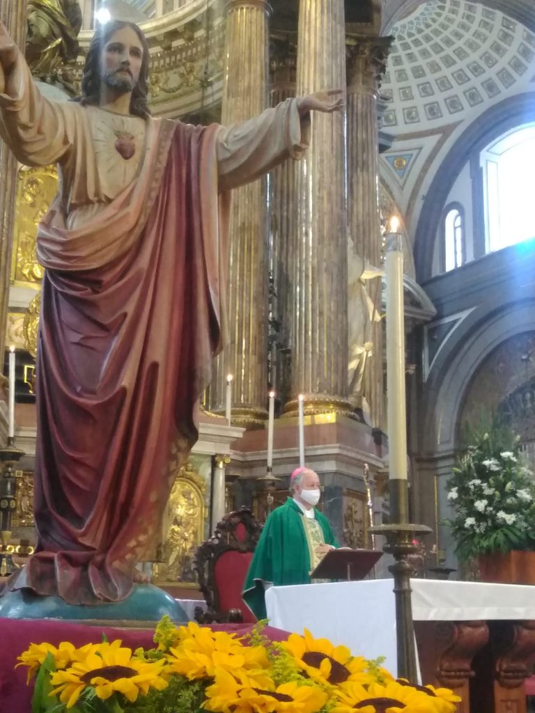 Felicita el Arzobispo de Puebla a los papás en su día
