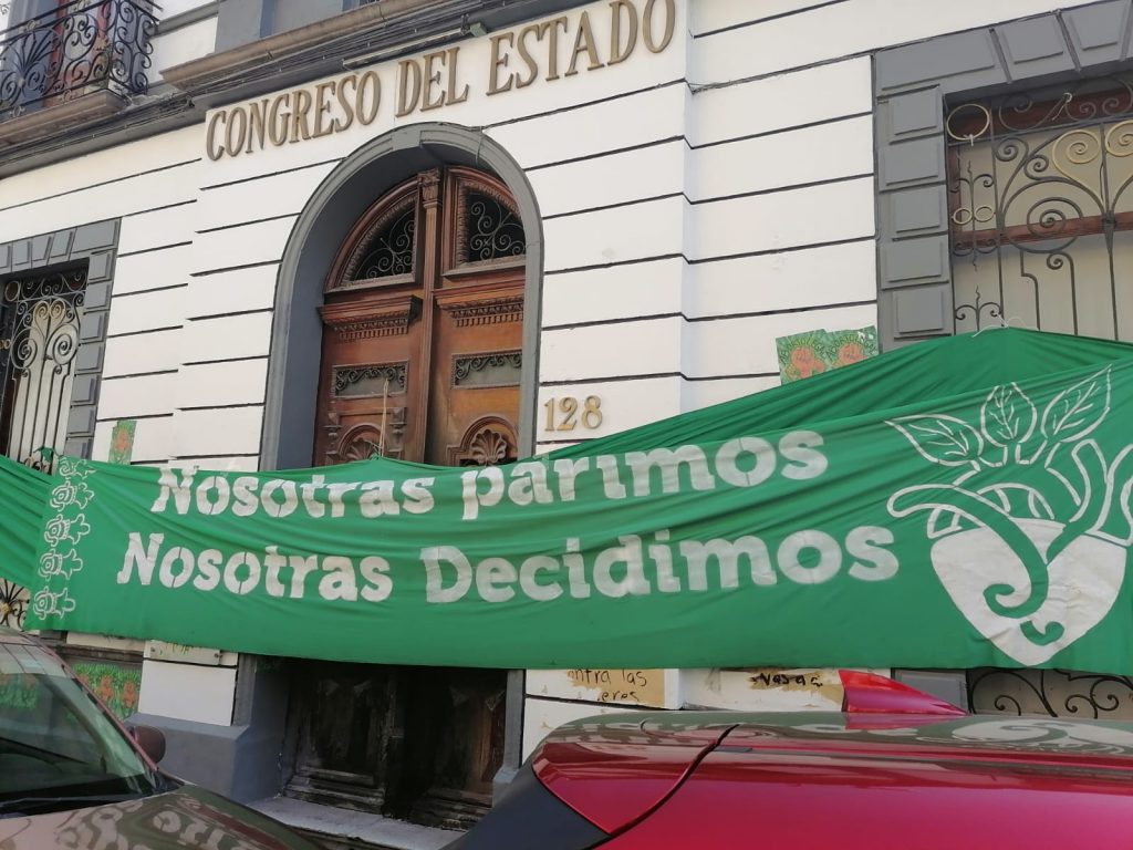 Colectivos feministas se manifestaron afuera del Congreso local