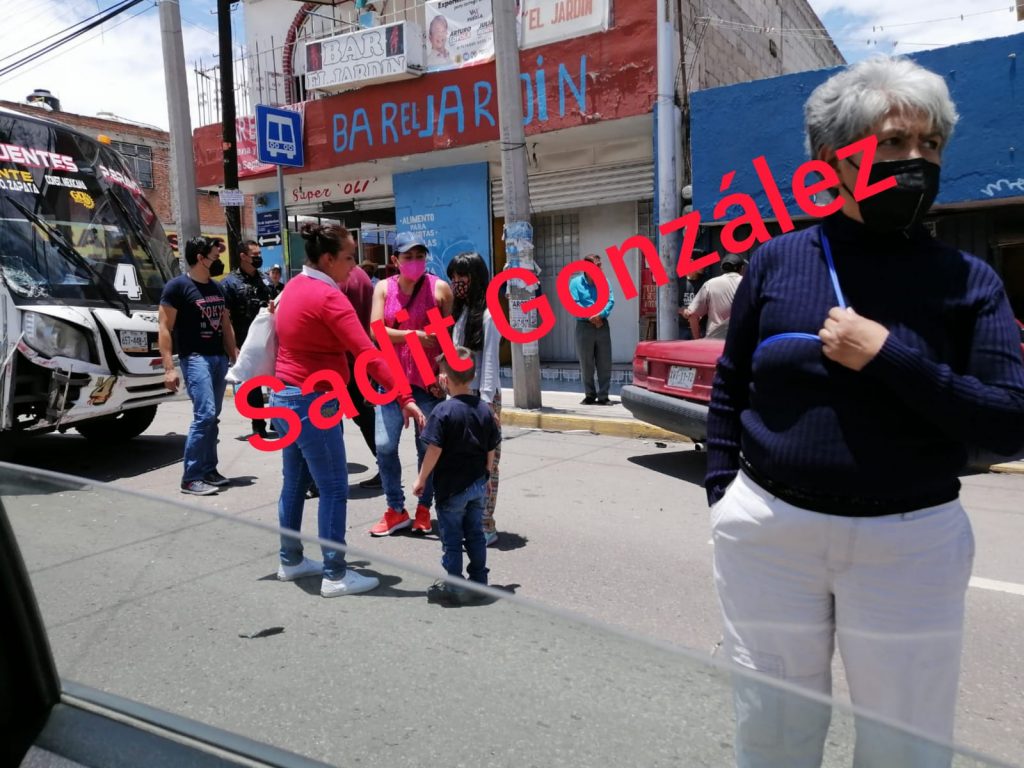 Aparatoso choque entre particular y unidad de transporte público sobre la 16 de Septiembre.