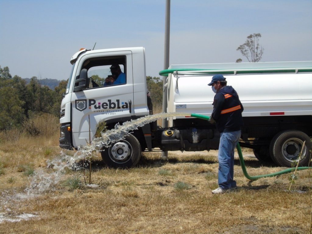 Ayuntamiento de Puebla reutiliza agua tratada para riego en parques y áreas verdes