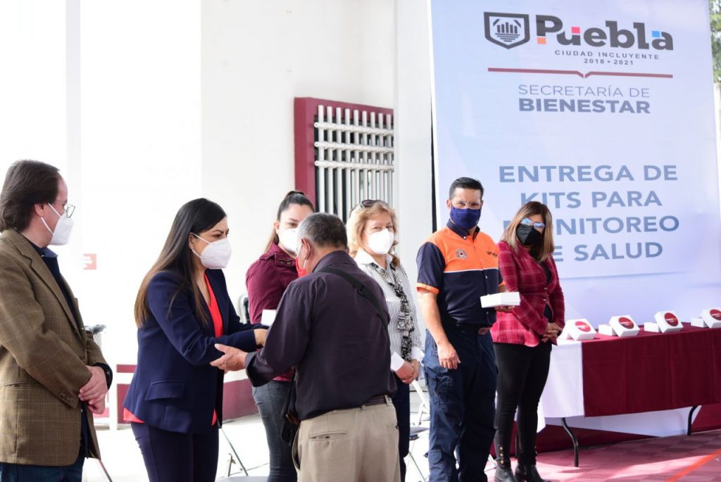 Ayuntamiento de Puebla entrega kits para monitoreo de la salud