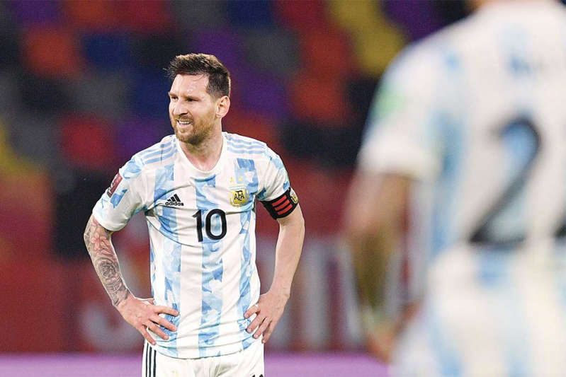 No pudo homenajear a Maradona con un triunfo; Argentina deja ir puntos
