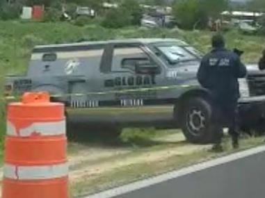 Comando armado asalta camioneta de valores, se lleva dinero y a los custodios en la federal a Xalapa ­