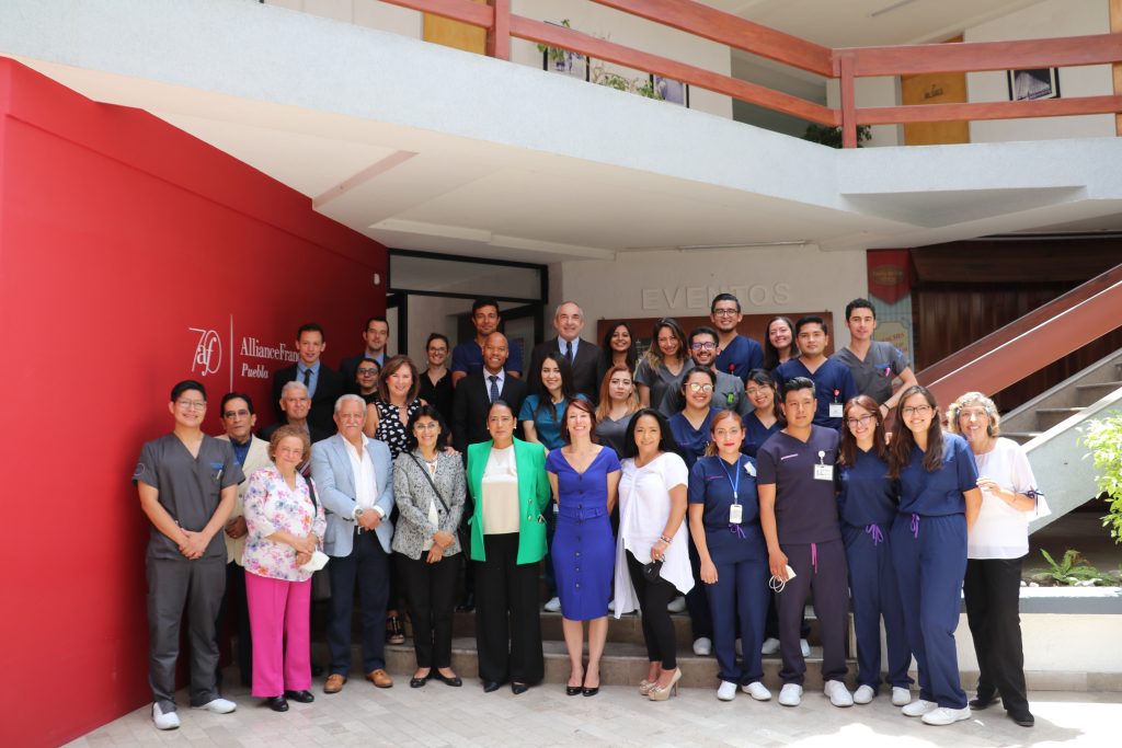 ISSSTEP y Alianza Francesa firman convenio para profesionalización de médicos